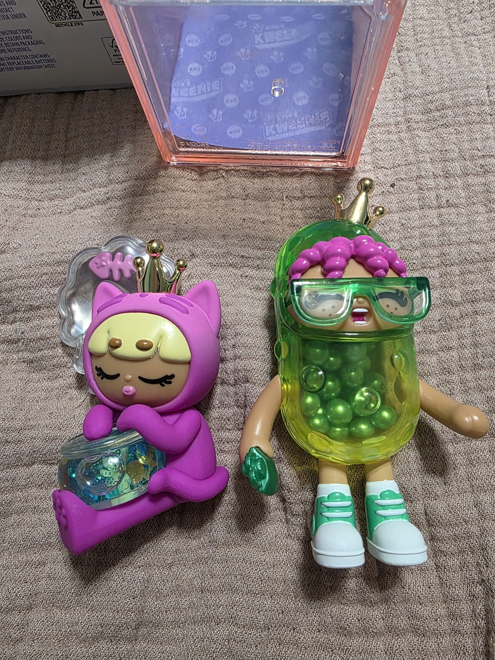 2 - XOX Kweenie Collectible Vinyl Figures - Pink & Green - Picture 5 of 5